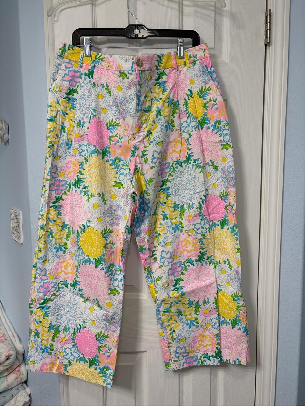 New never worn Lilly Pulitzer Pastel Floral Crop Pants in Pink, Blue & Green